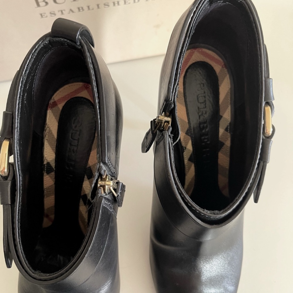 Burberry Black Leather Heeled Ankle Boots - Picture 3 of 7